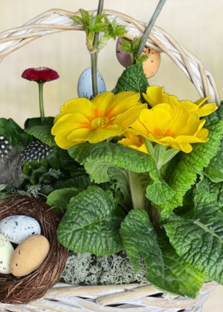 Пасхальная композиция из живых цветов